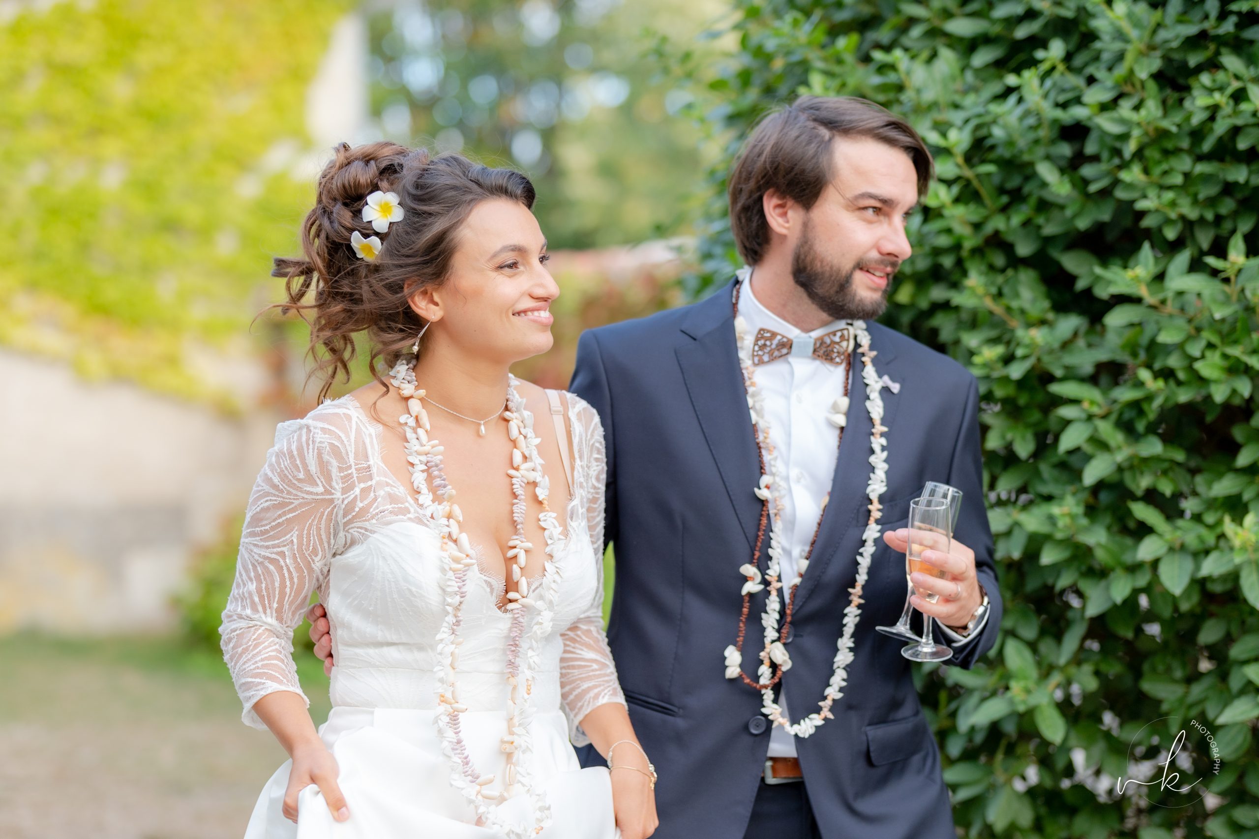 Cette image représente un décor de mariage au coucher de soleil face à la mer. Elle illustre l'article Se marier sur le Bassin d’Arcachon écrit par Elisa Meresse, wedding planner.