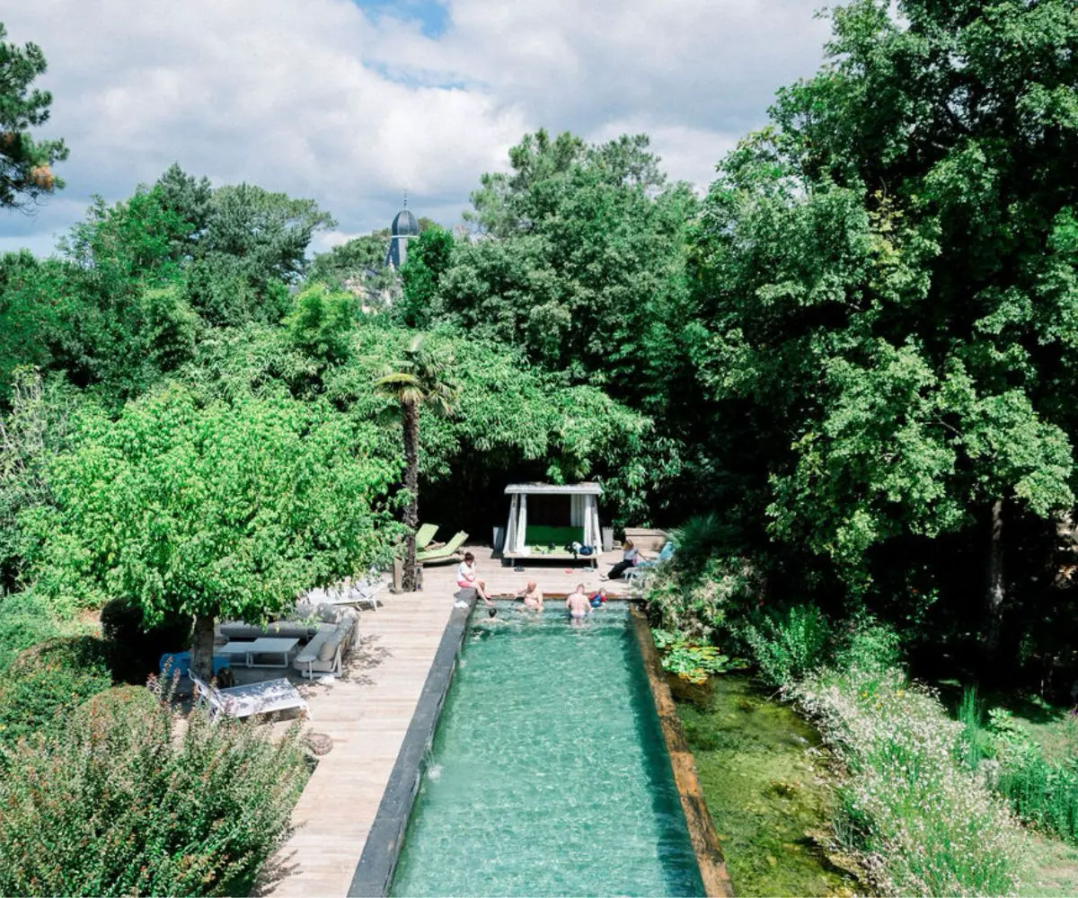 Vue de la piscine de la villa La Tosca sur le Bassin d’Arcachon, idéale pour les mariages, brunchs et moments de détente pour les invités.