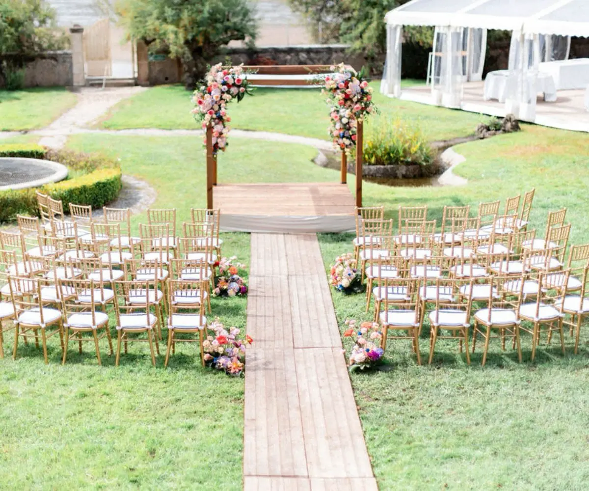 Cérémonie de mariage dans une villa privée sur le Bassin d’Arcachon, avec une houppa élégante au centre de la mise en place, symbolisant les origines juives de la mariée.