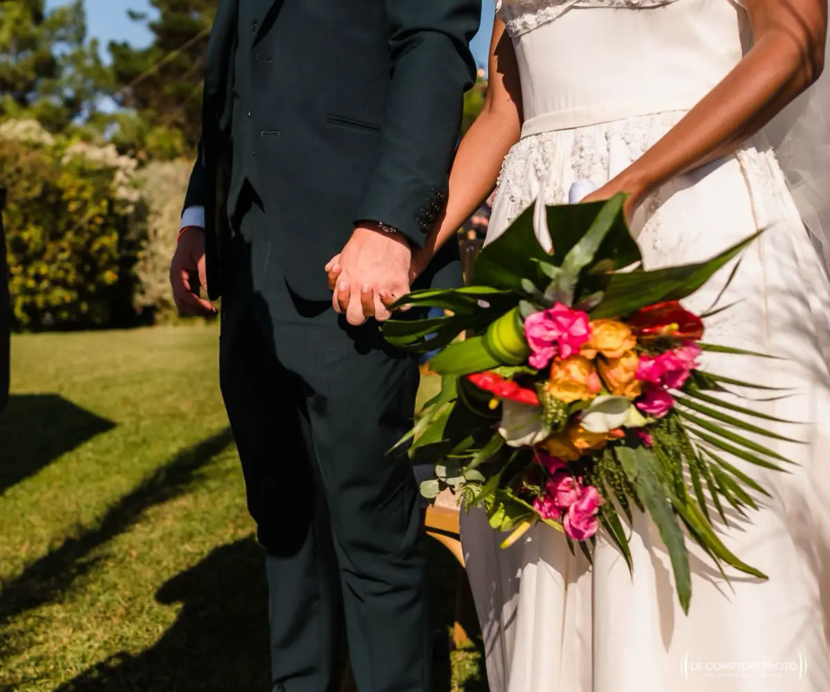 Bouquet de mariée exotique en gros plan, fleurs tropicales pour mariage élégant et coloré