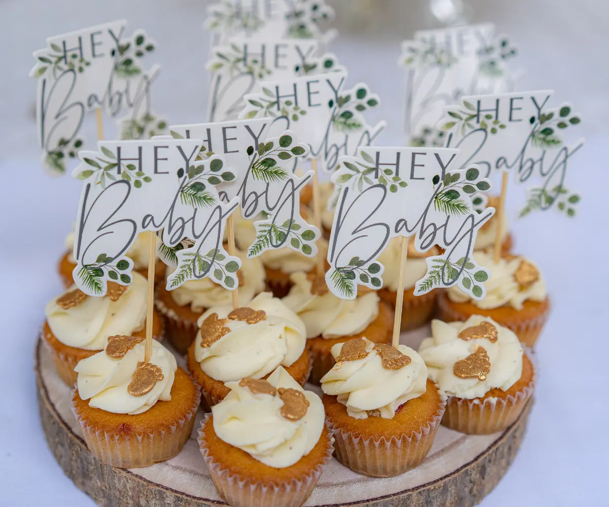 Baby shower avec décoration élégante et petits gâteaux, organisation d’événement par wedding planner