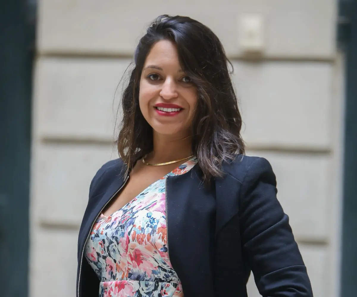 Portrait d’Elisa, wedding planner en France, souriante et professionnelle, prête à accompagner les futurs mariés dans l’organisation de leur mariage.